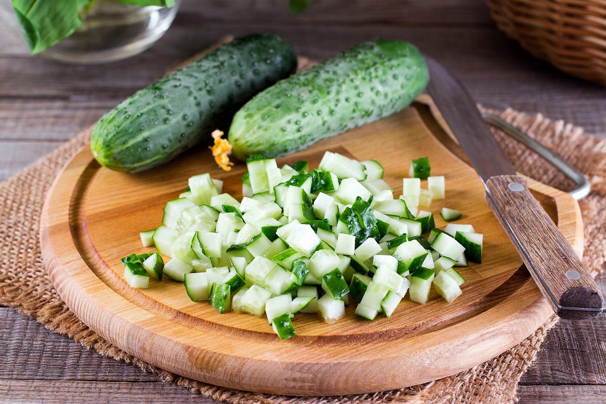 Prepare the cucumber. Wash and chop the cucumber. Leave most of the skin on for the lovely light-green colour. Remove a little skin if its flavour is bitter.