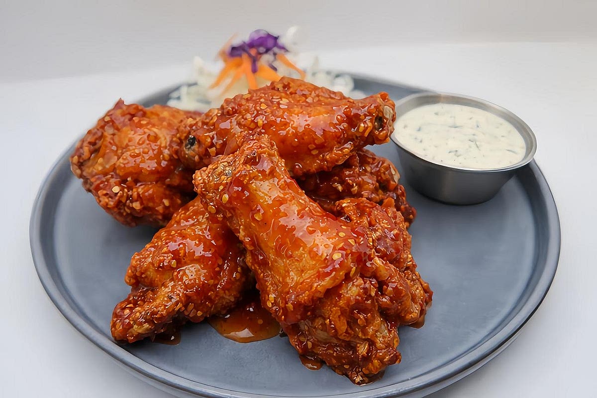 Assemble your balanced dinner Divide the wings and fluffy lime quinoa between two plates. Add a generous portion of rainbow slaw and serve the creamy ranch alongside for dipping. Garnish the chicken with freshly chopped spring onions or parsley.