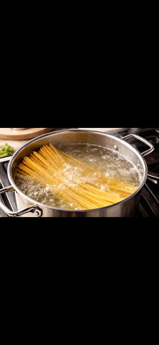 Bring approximately 3 litres of water to the boil in a large pot. Add salt and the spaghetti.
Cook for 1 minute less than the time stated on the packet, until the pasta is al dente. Before draining, reserve 200 ml of pasta water.
