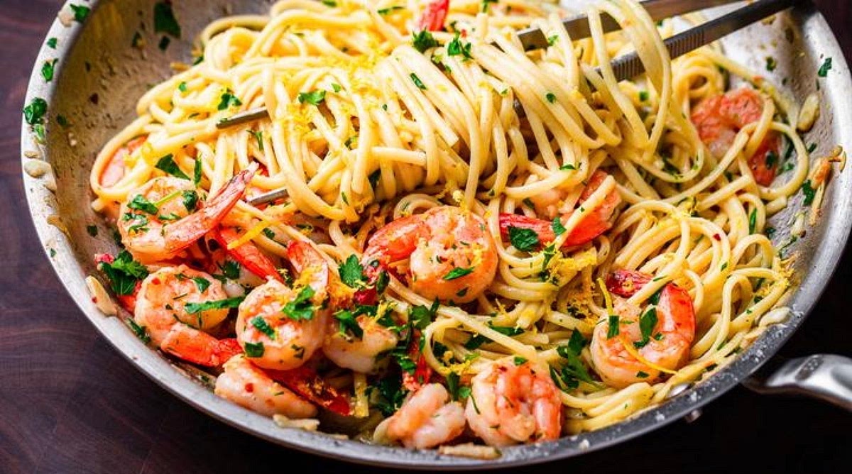 Add the drained spaghetti to the pan and toss vigorously over low heat for 1-2 minutes.
Return the shrimp to the pan and add the chopped parsley. If the sauce is too thick, gradually add another 2-4 tablespoons of pasta water.
The sauce should look glossy and coat the spaghetti rather than pool at the bottom of the pan.