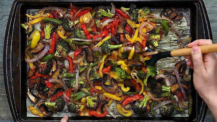 Prepare the vegetables Preheat the oven to 220°C. Chop the peppers, mushrooms, red onion and broccoli into similar-sized pieces. Toss with olive oil, onion powder, garlic powder, salt and black pepper. Spread the vegetables around the outside of a large lined baking tray, leaving space in the centre for the chicken.