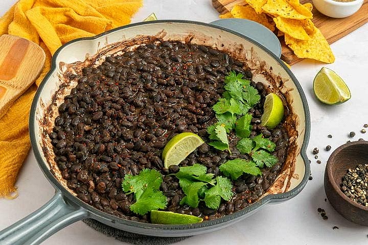 Prepare the Mexican black beans Combine the drained black beans with cumin, smoked paprika and two tablespoons of water in a small saucepan. Warm over medium heat for approximately 4–5 minutes, stirring occasionally. Season lightly with black pepper and a squeeze of lime if desired. The beans should be warm and tender, not mashed into a paste.