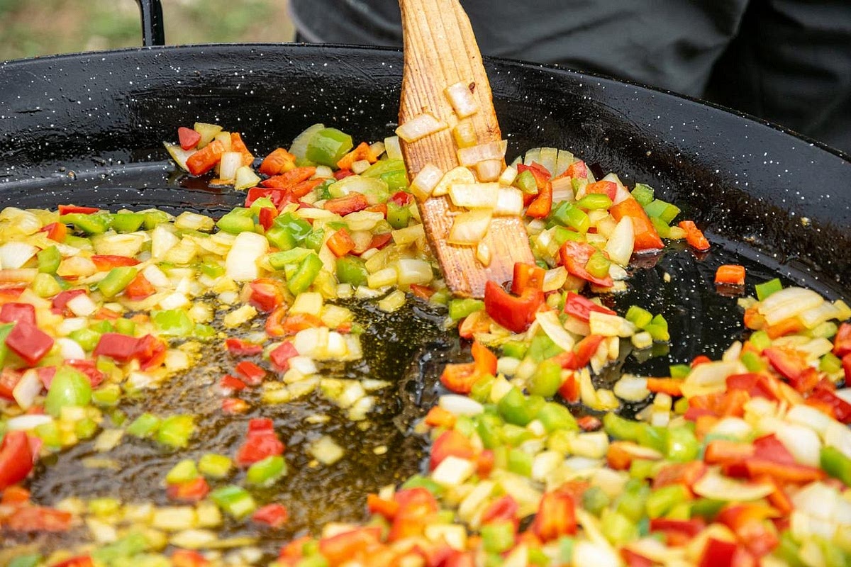 Sauté the aromatic vegetables Heat the olive oil in a frying pan over medium heat. Add the onion, green pepper and red pepper. Sauté for approximately 4–5 minutes until softened. Add the minced garlic and cook for another 30–60 seconds, until fragrant. Transfer everything to the slow cooker.