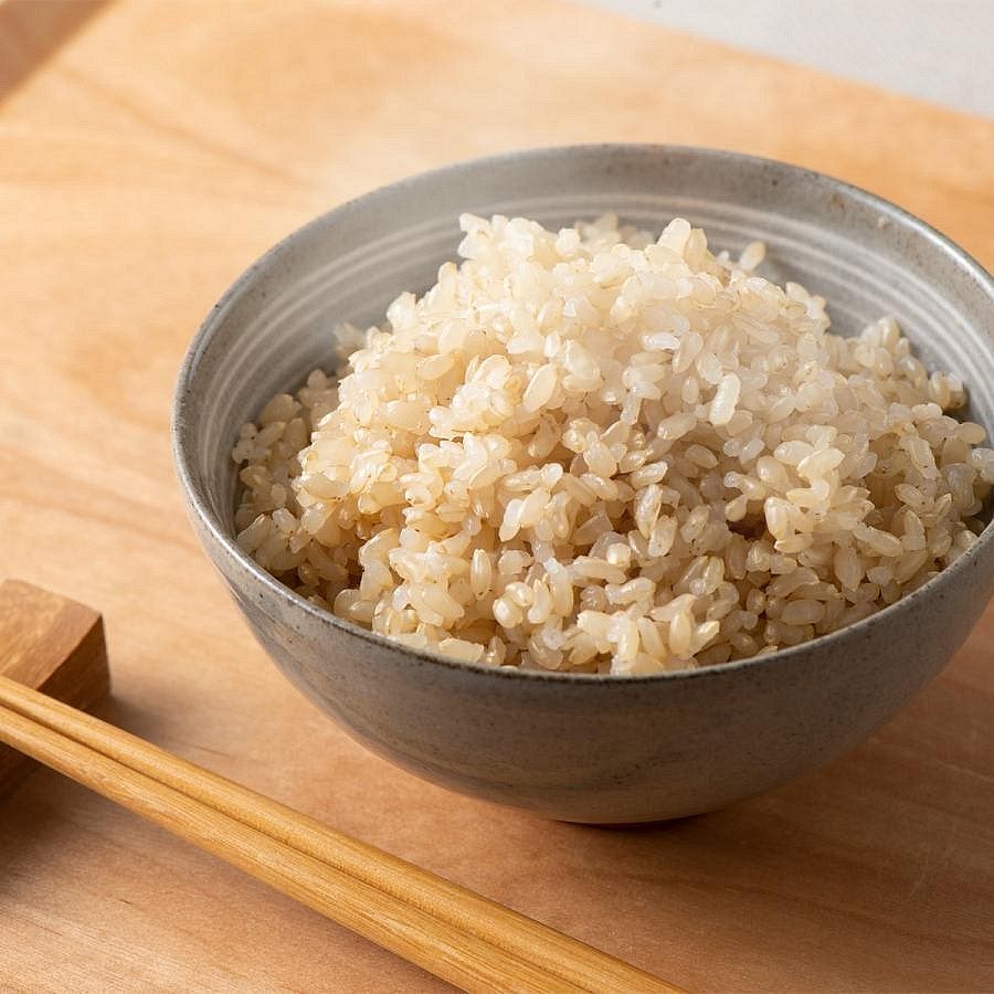 Cook the brown rice Rinse the brown rice under cold water. Cook separately according to the package instructions, usually approximately 25–40 minutes depending on the variety. Drain any excess water and fluff with a fork. Cooking the rice separately prevents it from absorbing too much of the soup broth and becoming overly soft.