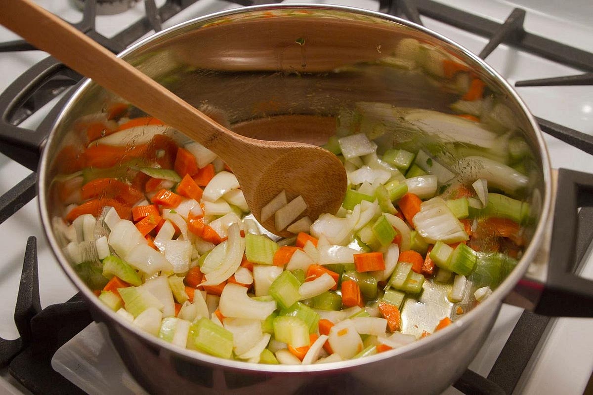 Prepare the aromatic vegetable base Heat the olive oil in a large saucepan over medium heat. Add the onion, carrot and celery. Sauté for approximately 4–5 minutes until the vegetables begin to soften. Add the minced garlic and stir for another 30 seconds until fragrant.
