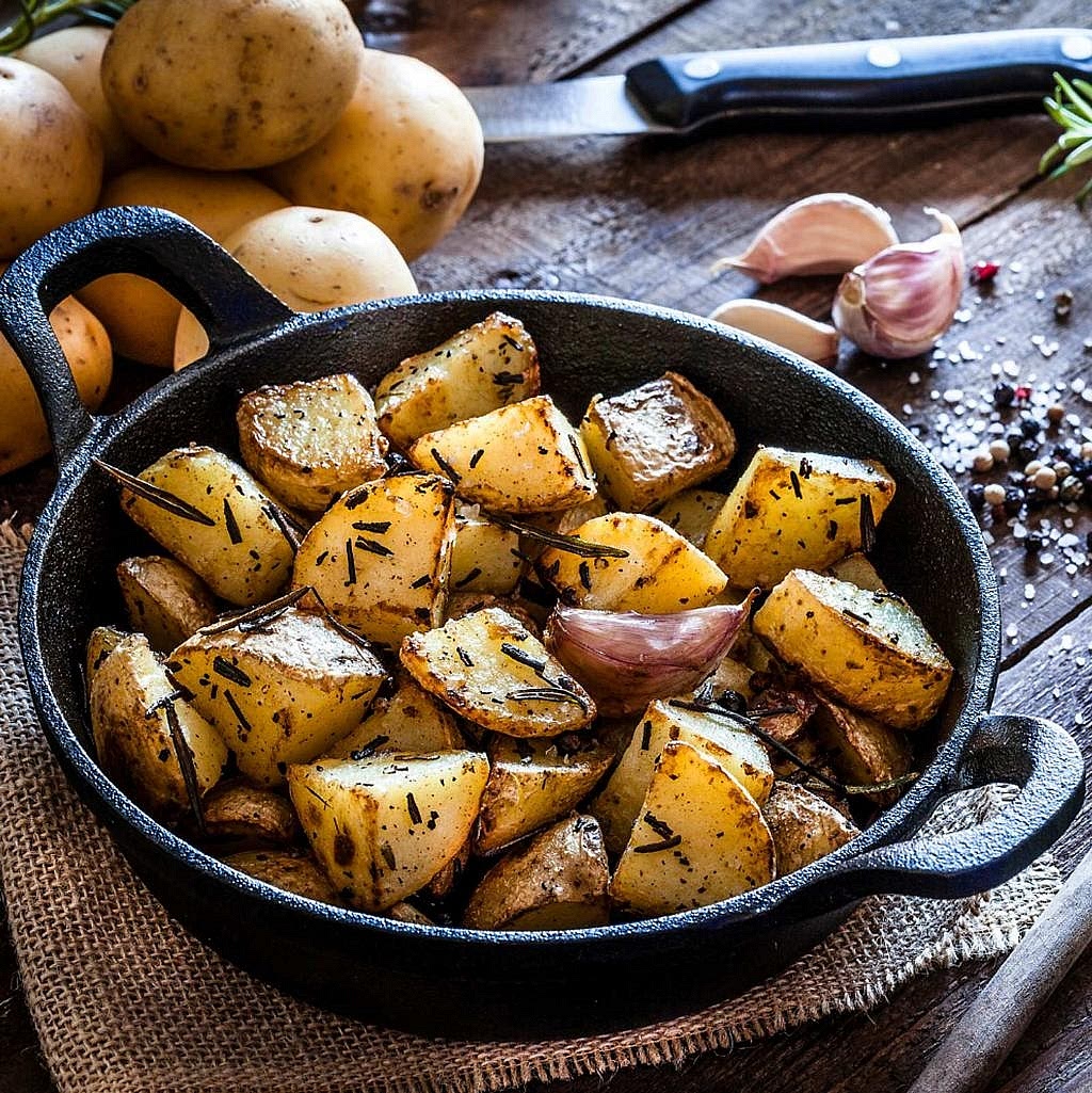 Cook the crispy garlic potatoes Wash the baby potatoes and cut them into approximately 1–1.5 cm cubes, leaving the skins on. Heat one teaspoon of olive oil in a large frying pan over medium-high heat. Add the potatoes in a single layer. Cook undisturbed for 3–4 minutes until a golden crust begins to develop. Add 3 tablespoons of water, cover and cook for another 7–9 minutes until tender. Remove the lid, add garlic powder and rosemary, and cook for another 2–3 minutes until the remaining moisture evaporates and the potatoes become crisp. Transfer to a plate and keep warm.