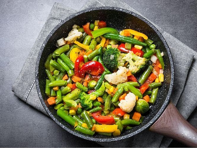 Sauté the vegetables Add another teaspoon of olive oil to the same pan. Add the broccoli, green beans and red pepper. Sauté for approximately 6–8 minutes, stirring occasionally. Add a splash of water and cover briefly if the broccoli and green beans need extra time to soften. Cook until the vegetables are tender but retain a little crunch. Season with salt, black pepper and fresh lemon juice. Transfer to a plate and keep warm.