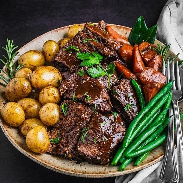 Assemble your balanced dinner Divide the tender shredded or sliced beef between two plates. Add roasted-style baby potatoes, soft carrots, sautéed mushrooms and green beans. Spoon the warm herb gravy over the beef and potatoes. Garnish with fresh thyme or parsley and serve immediately.