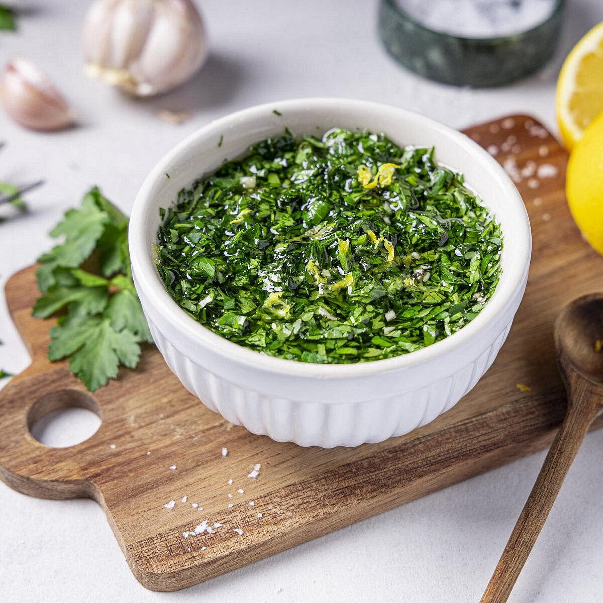 Make the lemon-parsley dressing Mix the parsley, lemon juice, lemon zest and olive oil. Add the optional grated garlic for extra flavour and season lightly with black pepper. This dressing should be fresh, herby and tangy rather than creamy. It complements the savoury steak and roasted potatoes.