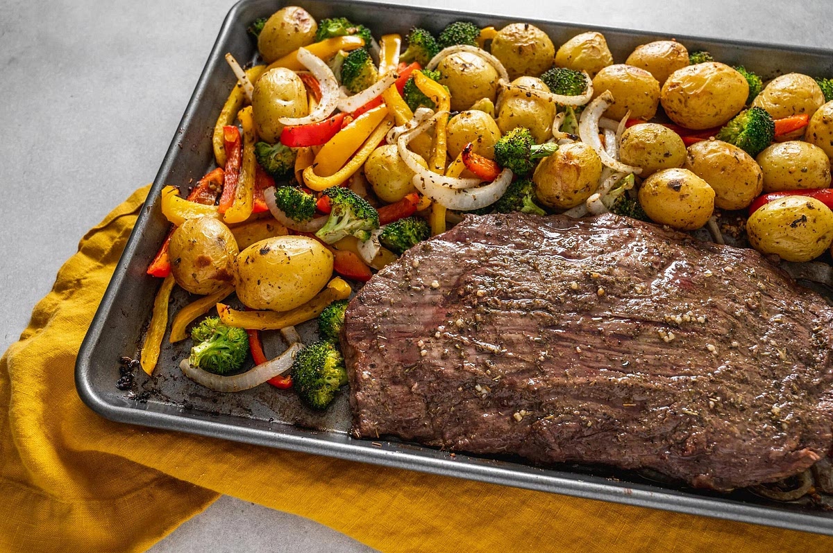 Assemble the balanced dinner Slice the rested flank steak thinly against the grain. Divide the crispy potatoes, roasted broccoli, green beans, red pepper and onion between two plates. Add the sliced steak and drizzle a little lemon-parsley dressing over the vegetables and meat. Serve immediately.