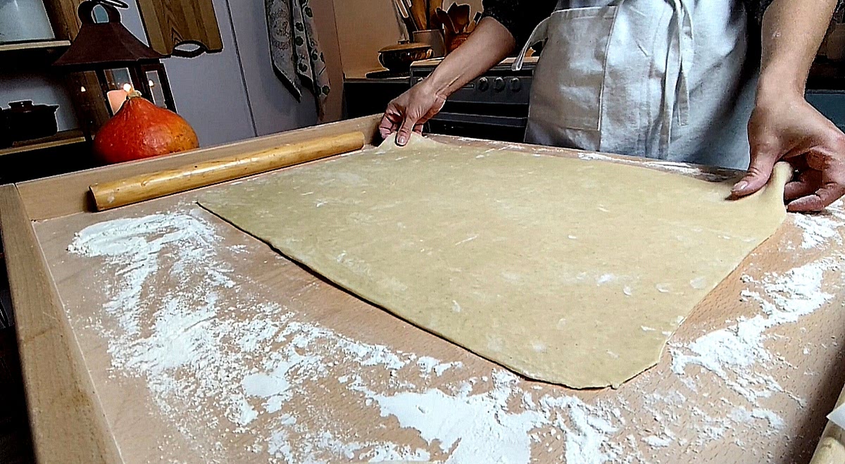 Roll out the dough
Transfer the dough onto a well-floured surface. Using a rolling pin, roll it out from the centre outwards into a large rectangle, keeping the thickness as even as possible. For a neater finish, trim any uneven edges with a pizza cutter to create a more uniform rectangle.