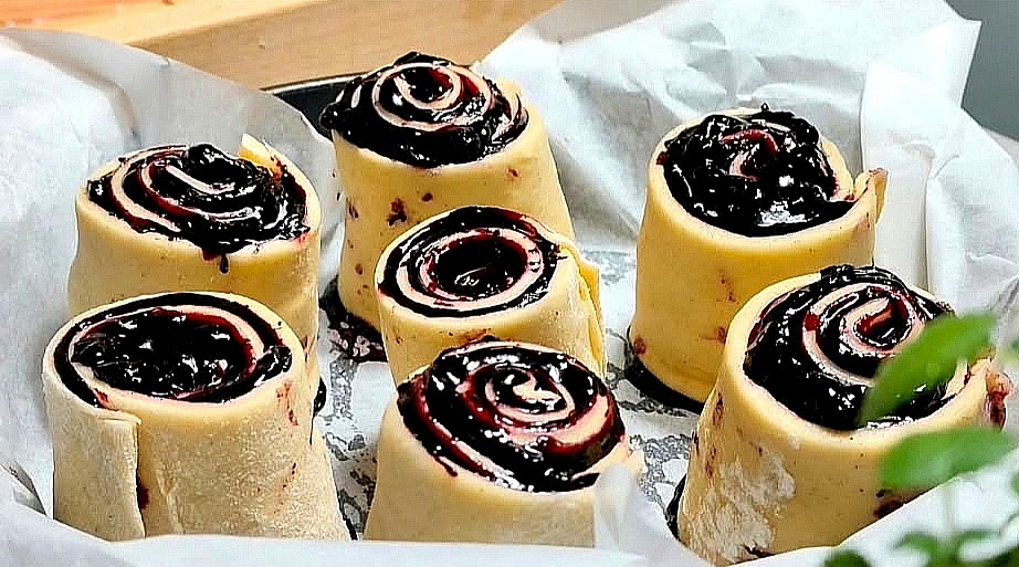 Arrange the rolls in your prepared baking dish, greased or lined with baking paper. For a cast iron pan, grease it well with oil or butter first, then line it with baking paper for easy removal.