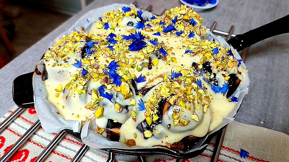 Once out of the oven, let the rolls rest for 5 minutes. Pour the warm vanilla sauce and finish with chopped roasted salted pistachios.