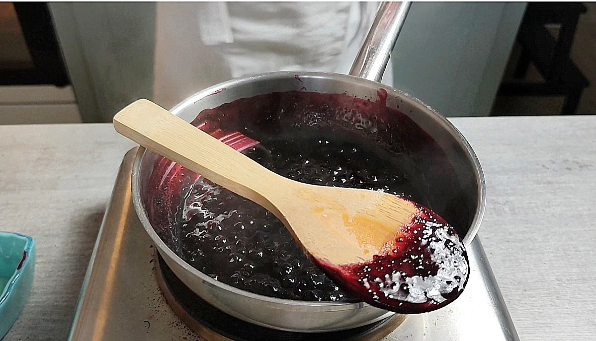 Once you have a glossy liquid base, mix 1 tsp cornflour with 1 tsp cold water. Slowly stir the slurry into the blueberry mixture and cook until the filling thickness.