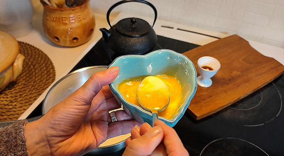 In a separate bowl, whisk cold milk with cornflour and egg yolk until smooth.