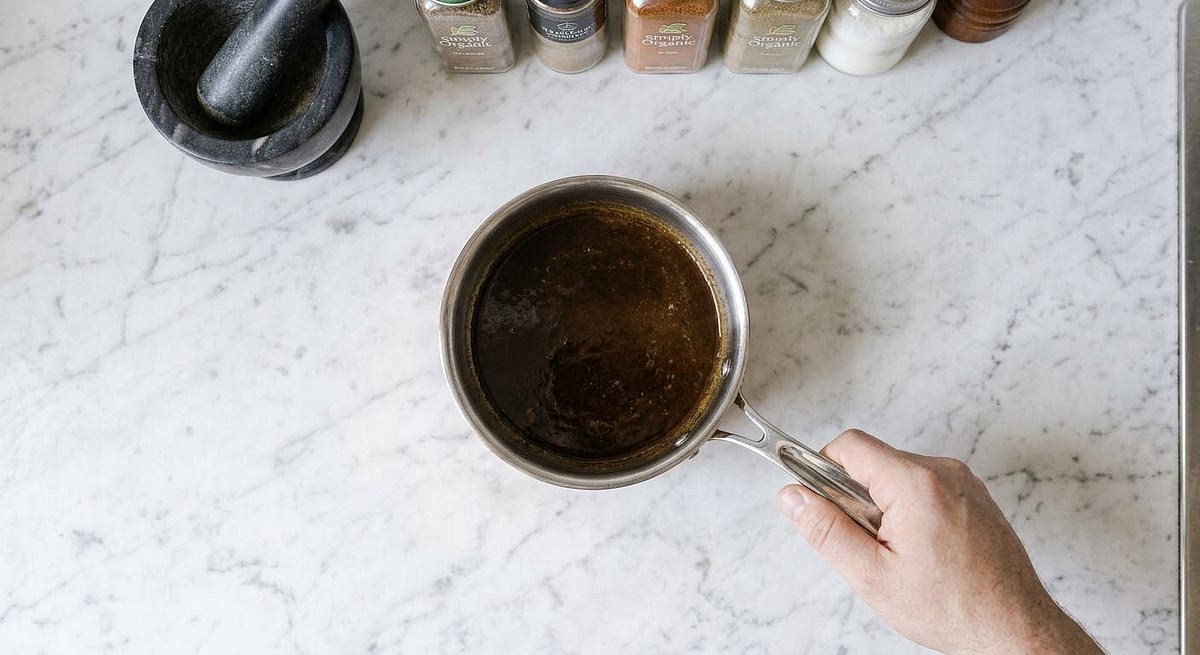 Melt the butter without burning it until it turns a dark brown color.Remove the foam that forms on the surface.Leave to cool so that it does not dissolve the sugar and cook the egg.