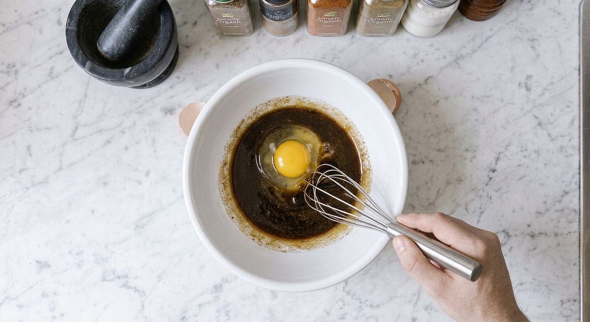 After adding the egg to our mixture and pouring a little vanilla extract, we continue to mix.It is very important to mix it well at this stage.