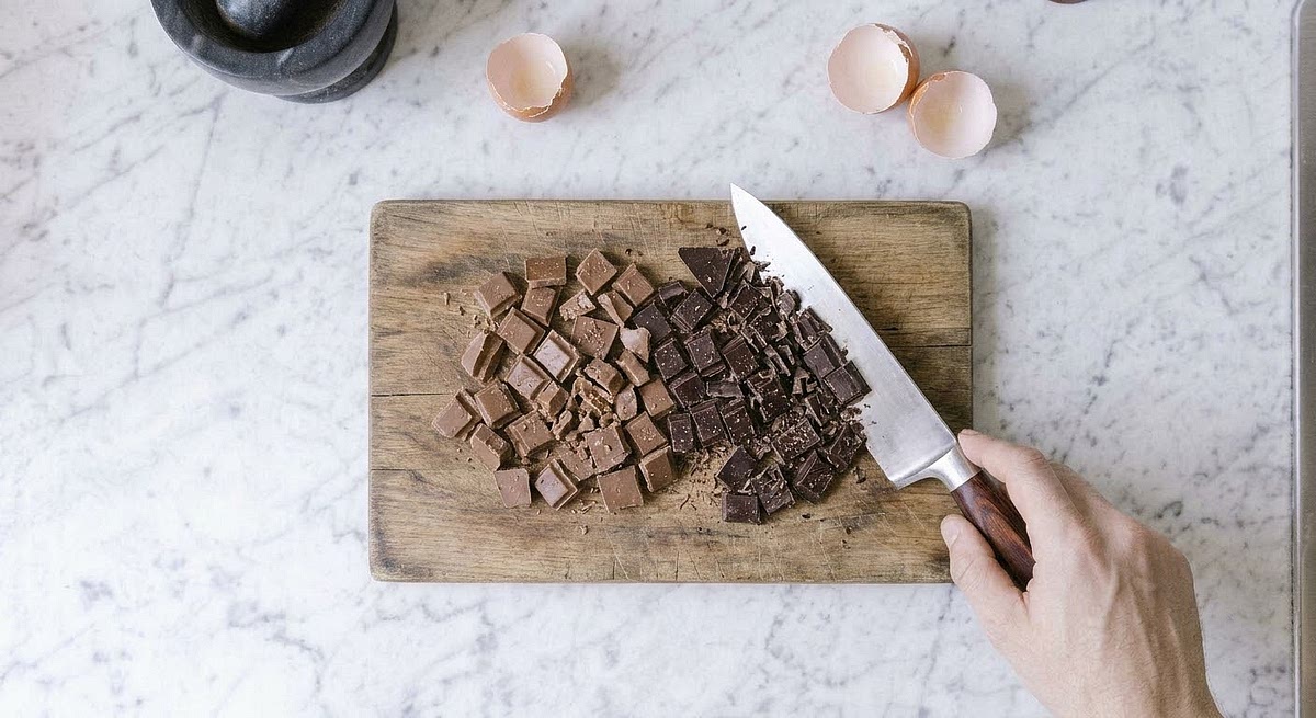 The chocolates should be cut into slightly large pieces, not too small.