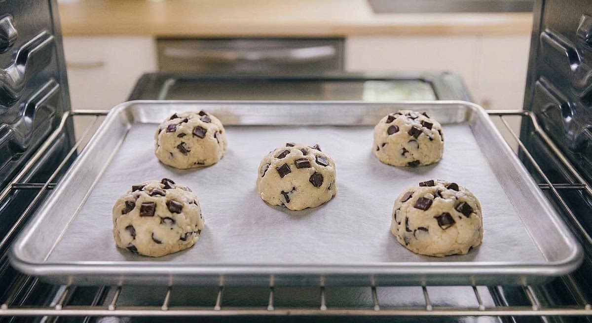 The cookies are left to bake under controlled conditions for approximately 10 minutes.But please check continuously for ten minutes.Remove from the oven when the top has slightly changed color. If they stay in the oven too long, they become hard. This is not what we want.After baking, the cookies are left to cool undisturbed for fifteen minutes at room temperature.