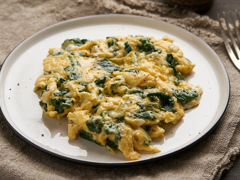 Huevos revueltos con espinacas