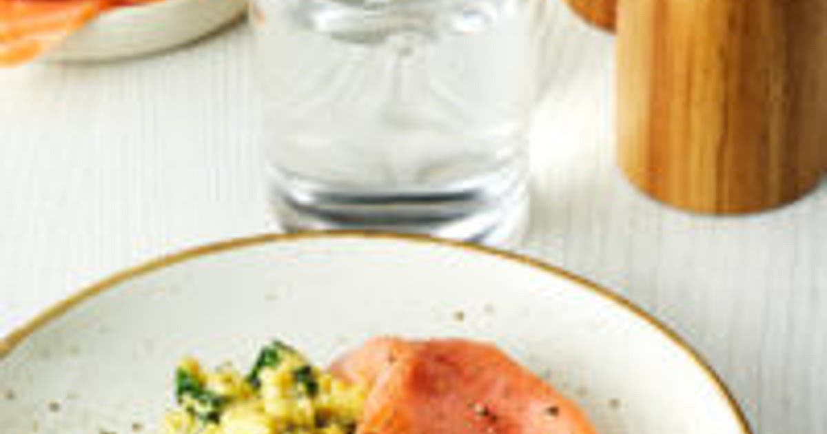 Scrambled eggs with spinach and smoked salmon Recipe | Samsung Food App