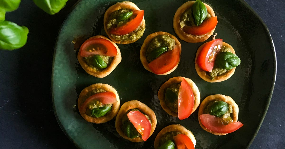 Crackers with pesto, cherry tomatoes & fresh basil Recipe | Samsung Food App