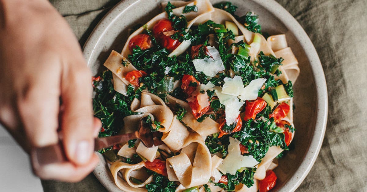 Wilted kale and cherry tomato fettuccine Recipe | Samsung Food App