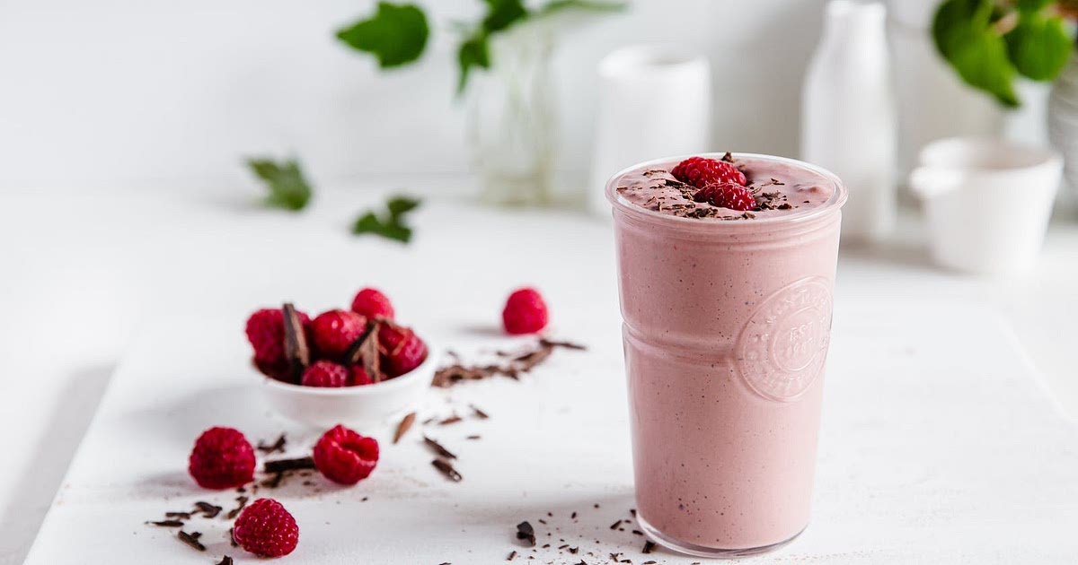 High-protein chocolate raspberry cheesecake smoothie Recipe | Samsung ...