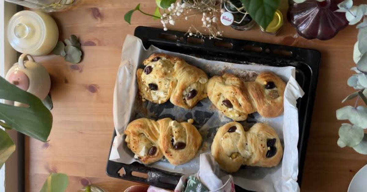 Olive & Fetta twist buns Recipe | Samsung Food App