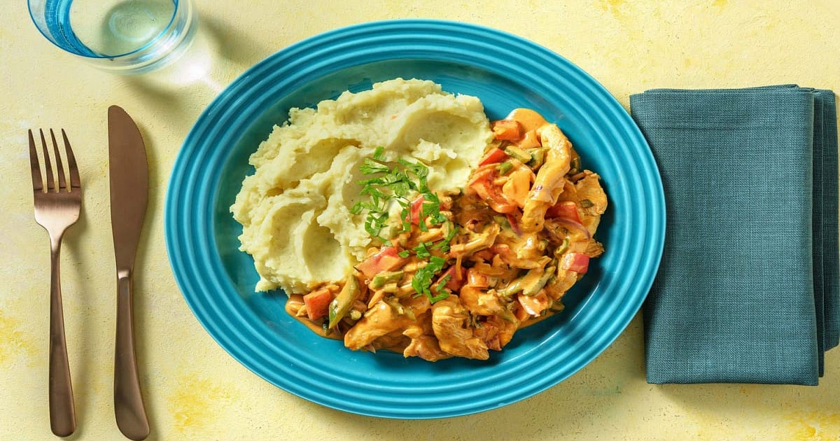 Buntes Hähnchen-Gulasch mit Paprika-Bohnen-Gemüse und Kartoffelpüree ...
