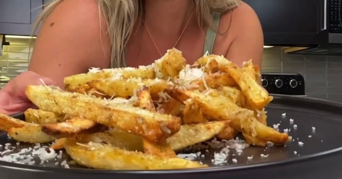 the perfect air fryed spicy parmesan french fries! Recipe | Samsung Food App