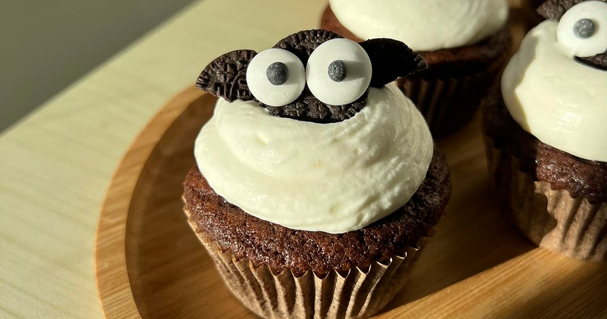 Baby bat halloween cupcakes Recipe | Samsung Food App