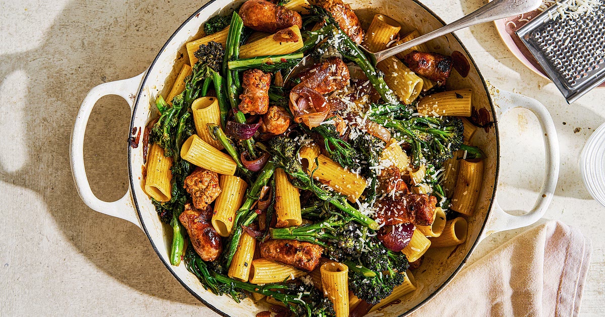 Pasta with sausages, broccoli, chilli and garlic recipe Recipe | Samsung Food App