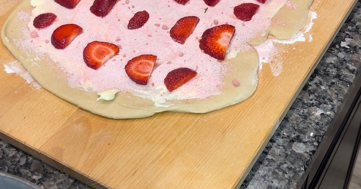 Strawberry and cream sweet rolls Recipe | Samsung Food App