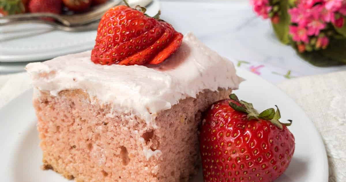 Fresh Strawberry Sheet Cake with Strawberry Buttercream Recipe | Samsung Food App