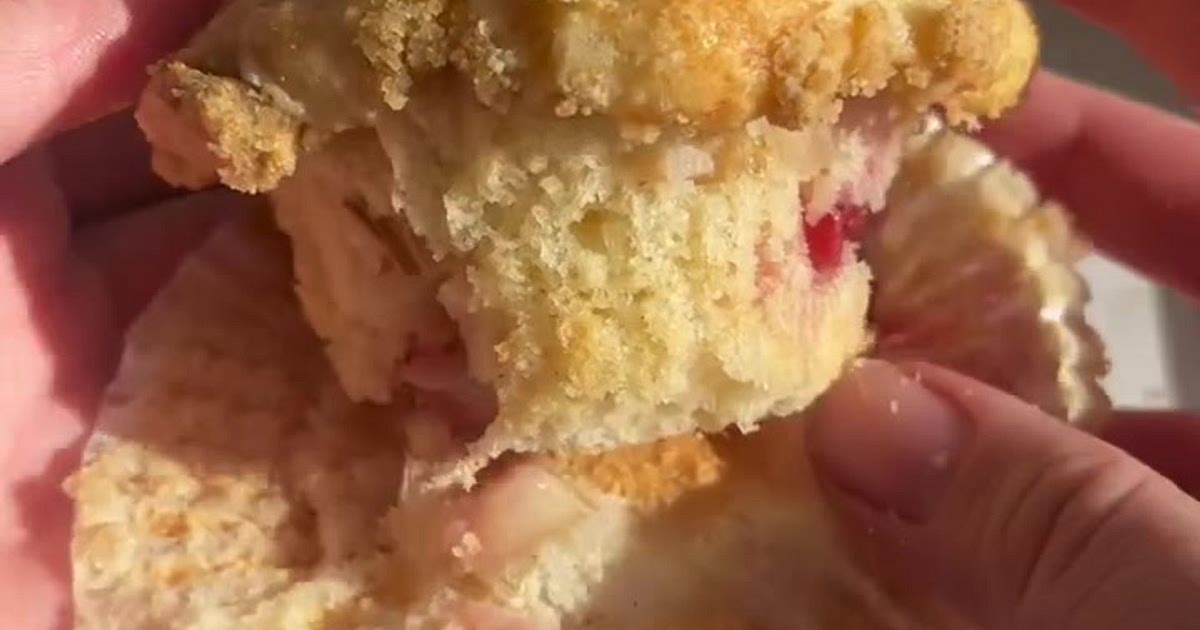 Strawberry &amp; Rhubab Crumble Muffins  Recipe | Samsung Food App