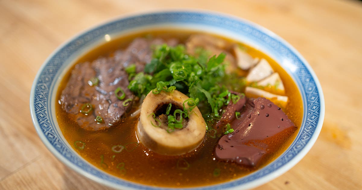 Bun Bo Hue (Vietnamese Spicy Noodle Soup) Recipe | Samsung Food App
