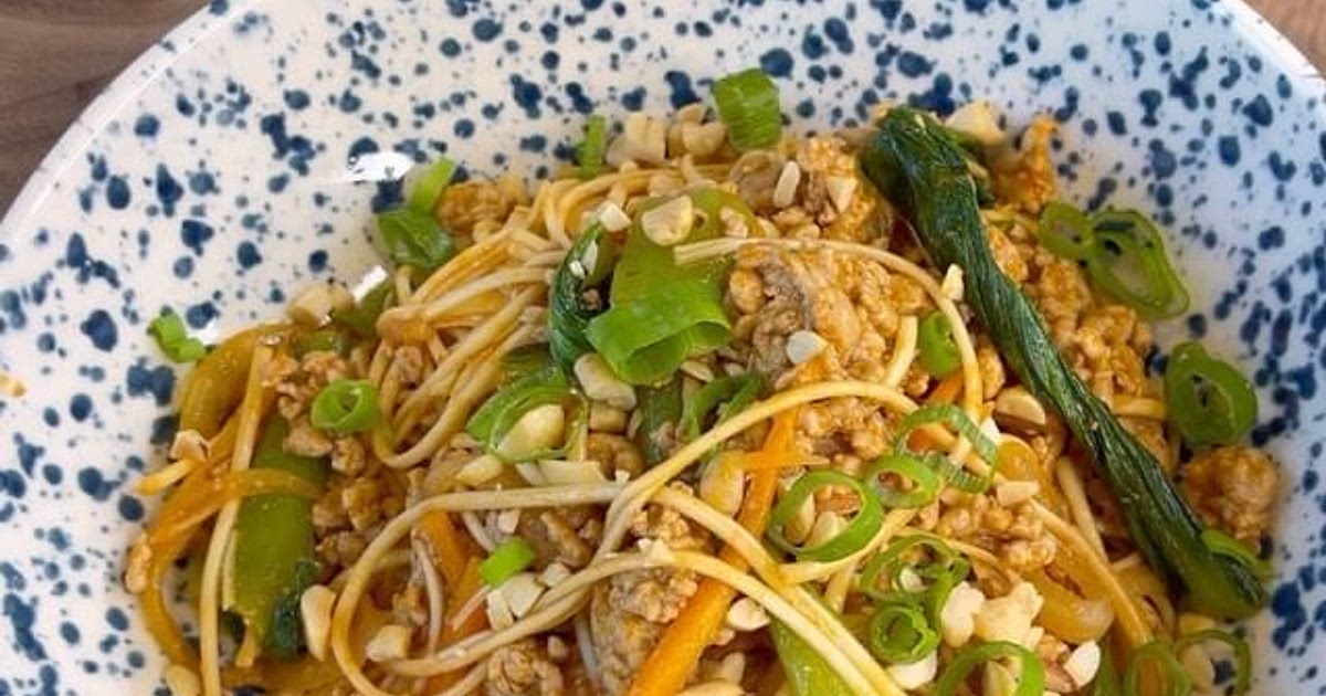 Spicy pork noodle bowl Recipe | Samsung Food App
