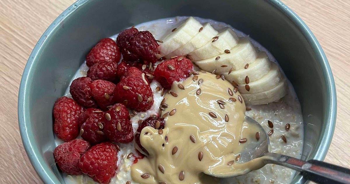 My go-to raspberry, banana and peanut butter oatmeal Recipe | Samsung Food App