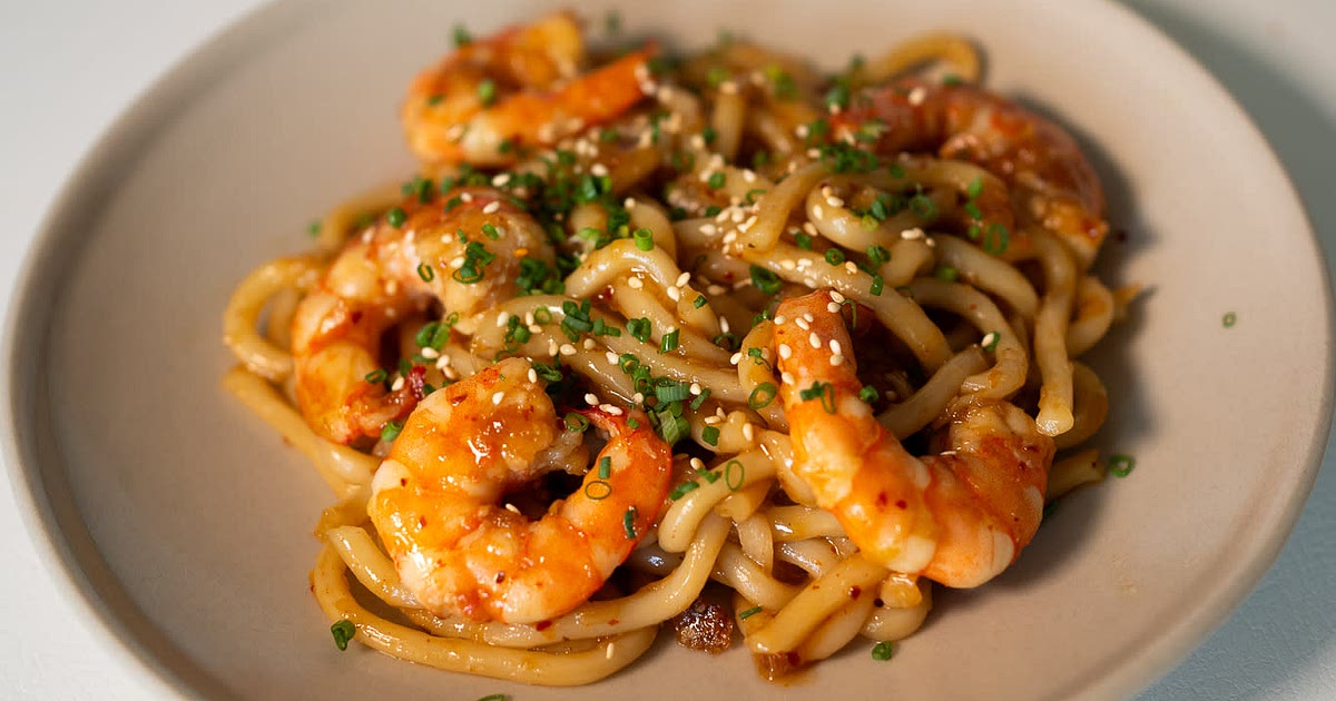 10-minute Garlic Prawn Udon Recipe | Samsung Food App