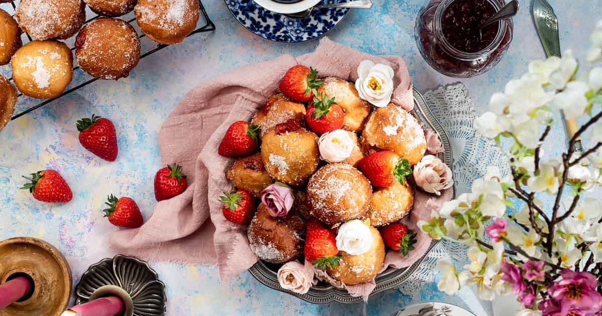 Bakery-Style Strawberry Jam Doughnuts With Sugar Recipe | Samsung Food App