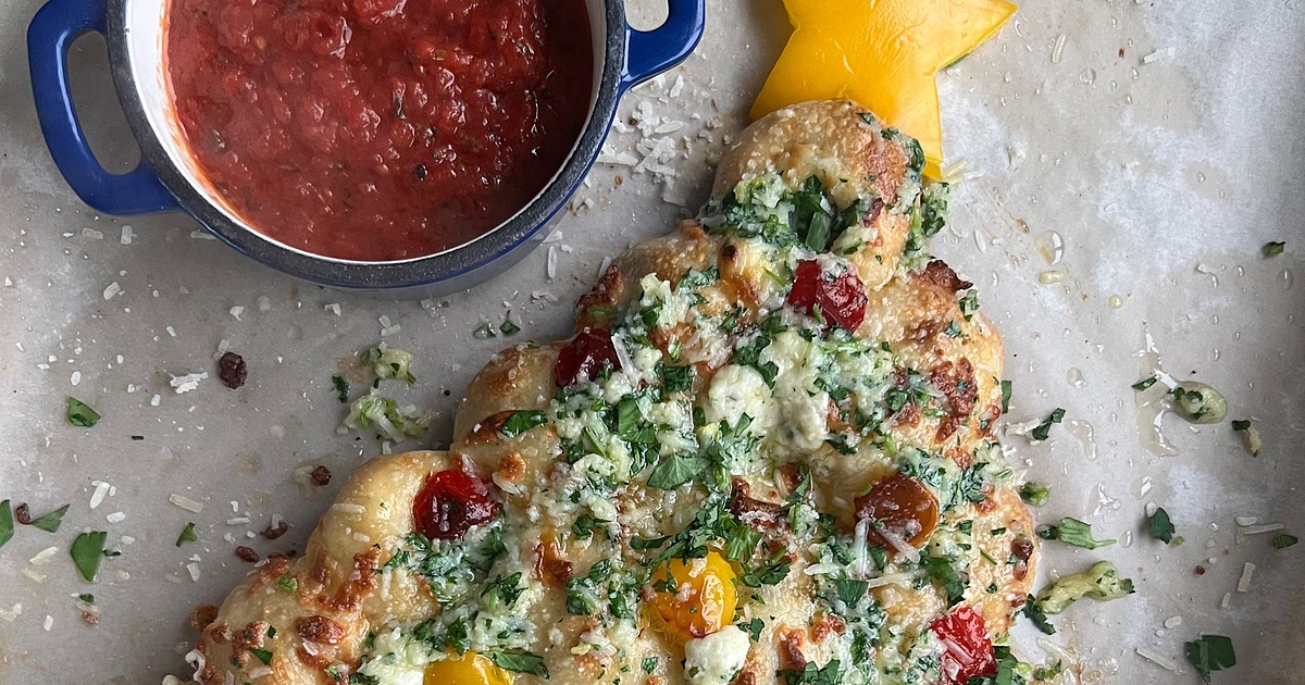 Cheesy, Garlicky Pull-Apart Christmas Tree Bread Recipe | Samsung Food App