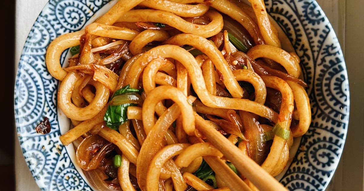 Stir-Fried Garlic Udon Noodles with Chili Oil Recipe | Samsung Food App