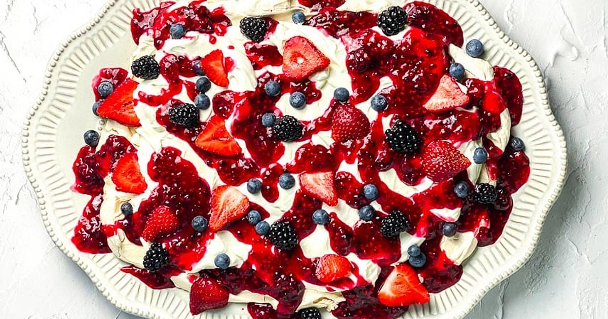 Low FODMAP Mixed Berry Slab Pavolva Recipe | Samsung Food App
