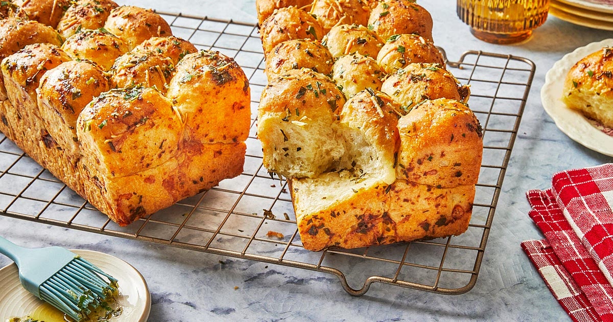 Pull-Apart Garlic Bread Recipe | Samsung Food App
