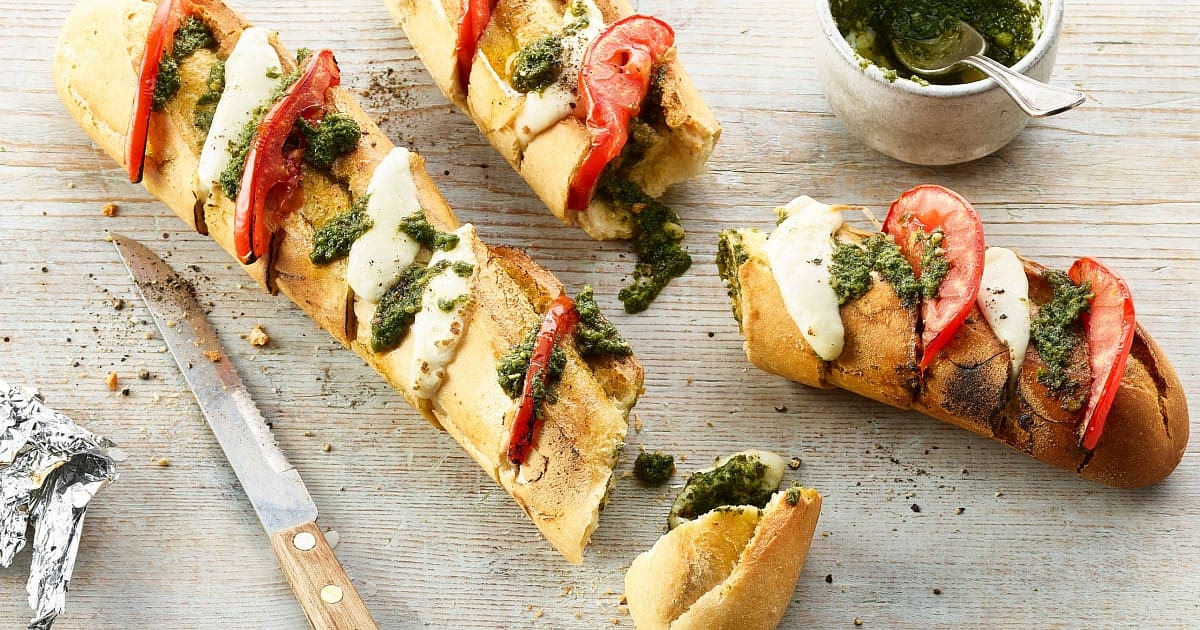 Grillierte Tomaten-Mozzarella-Baguettes mit Pesto Recipe | Samsung Food App