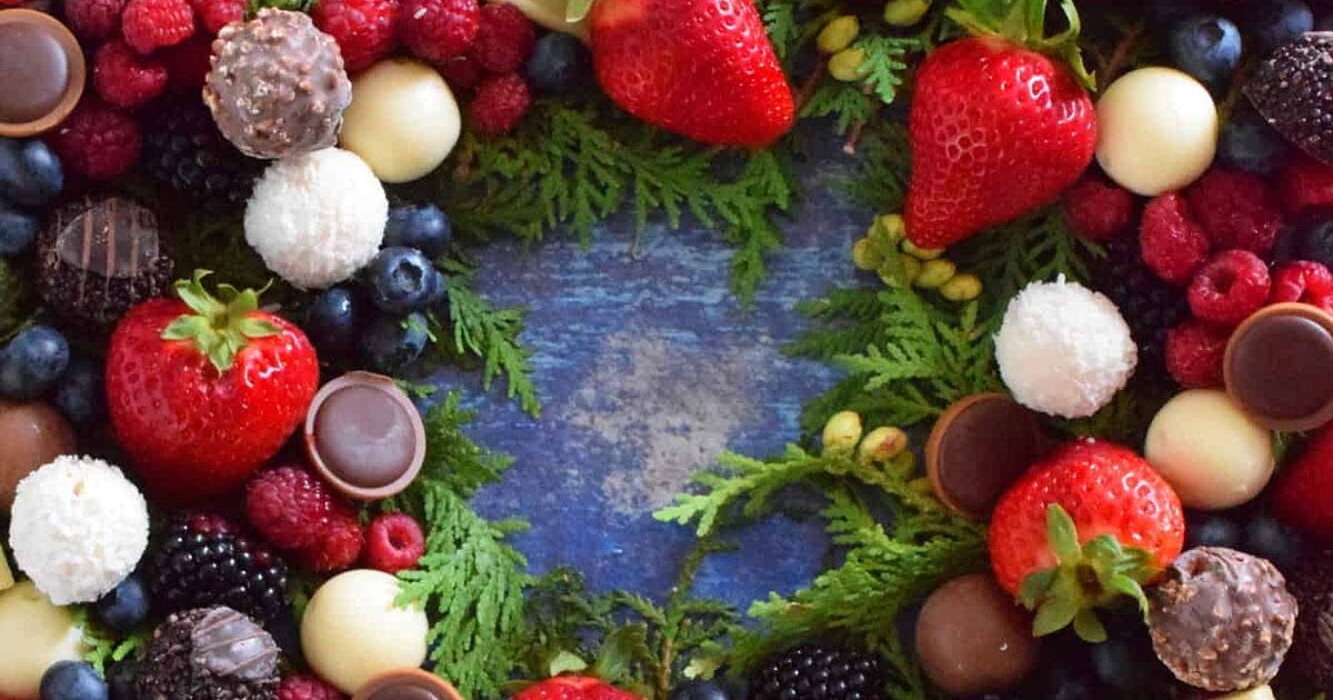 Berry and Chocolate Wreath Recipe | Samsung Food App