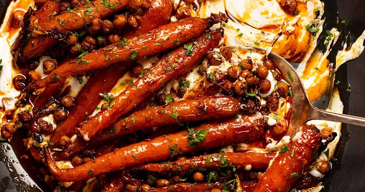 Spicy maple roast carrots with crispy chickpeas and yogurt sauce Recipe | Samsung Food App