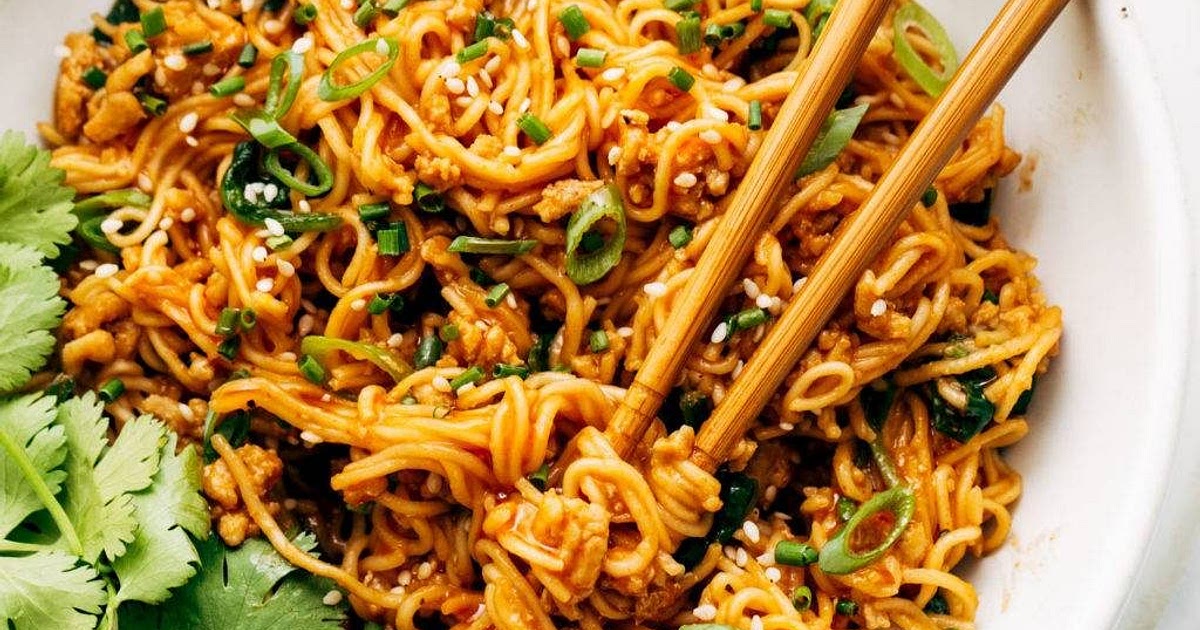 Saucy Gochujang Noodles with Chicken Recipe | Samsung Food App