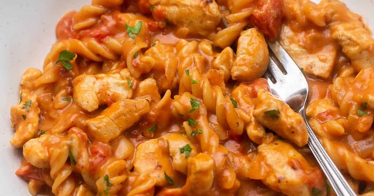 One Pot BBQ Chicken and Bacon Pasta Recipe | Samsung Food App